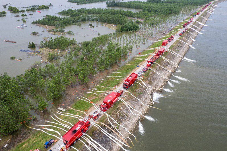 洞庭湖潰堤封堵 15個西湖水待排 近百輛排澇車動起來